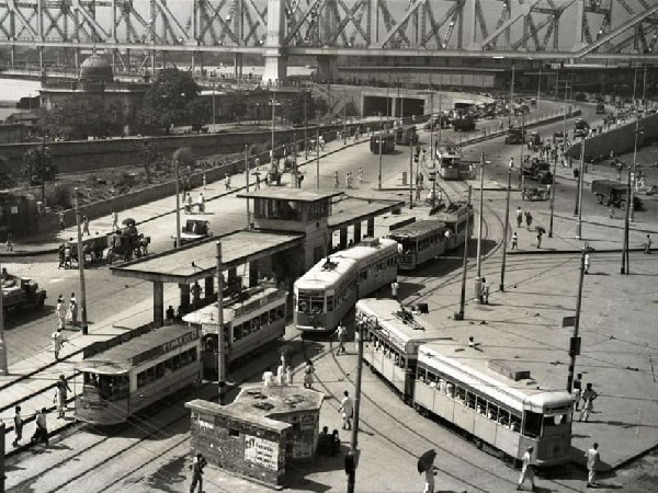 Looking down on the Calcutta end of the Howrah bridge over the Hooghly River, 1945. Photo: Frank Bond/ Digital South Asia Library @ Wikimedia Commons