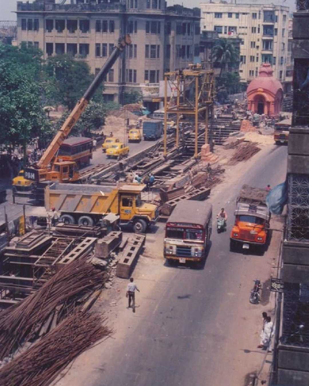 Construction of the Metro Rail in early 80s, Central Avenue. Source: https://twitter.com/metrorailwaykol/