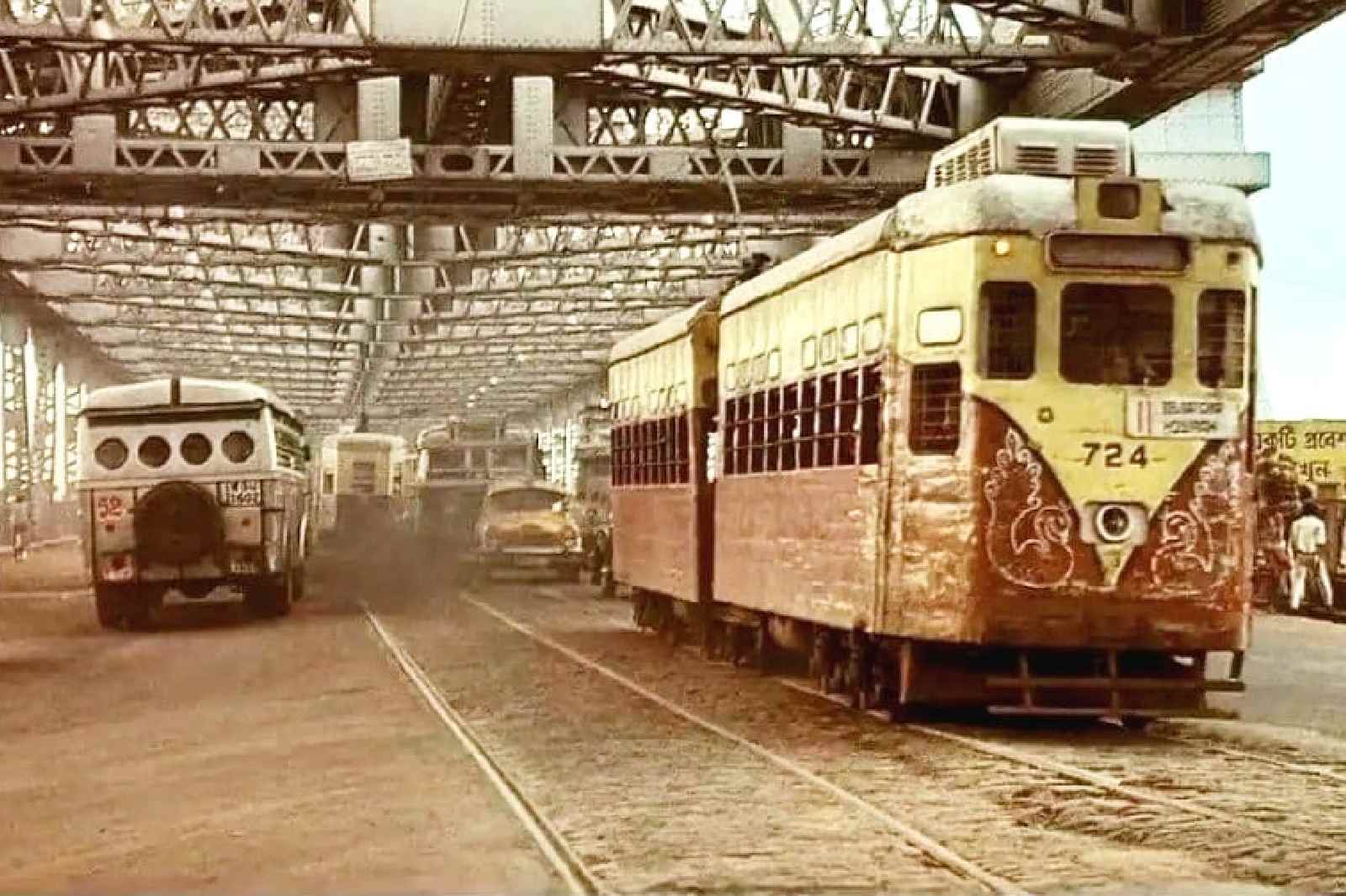 The last trams plying across the Howrah Bridge, before it was replaced by those diesel-guzzling buses. Source: Instagram/ kolkata.connection