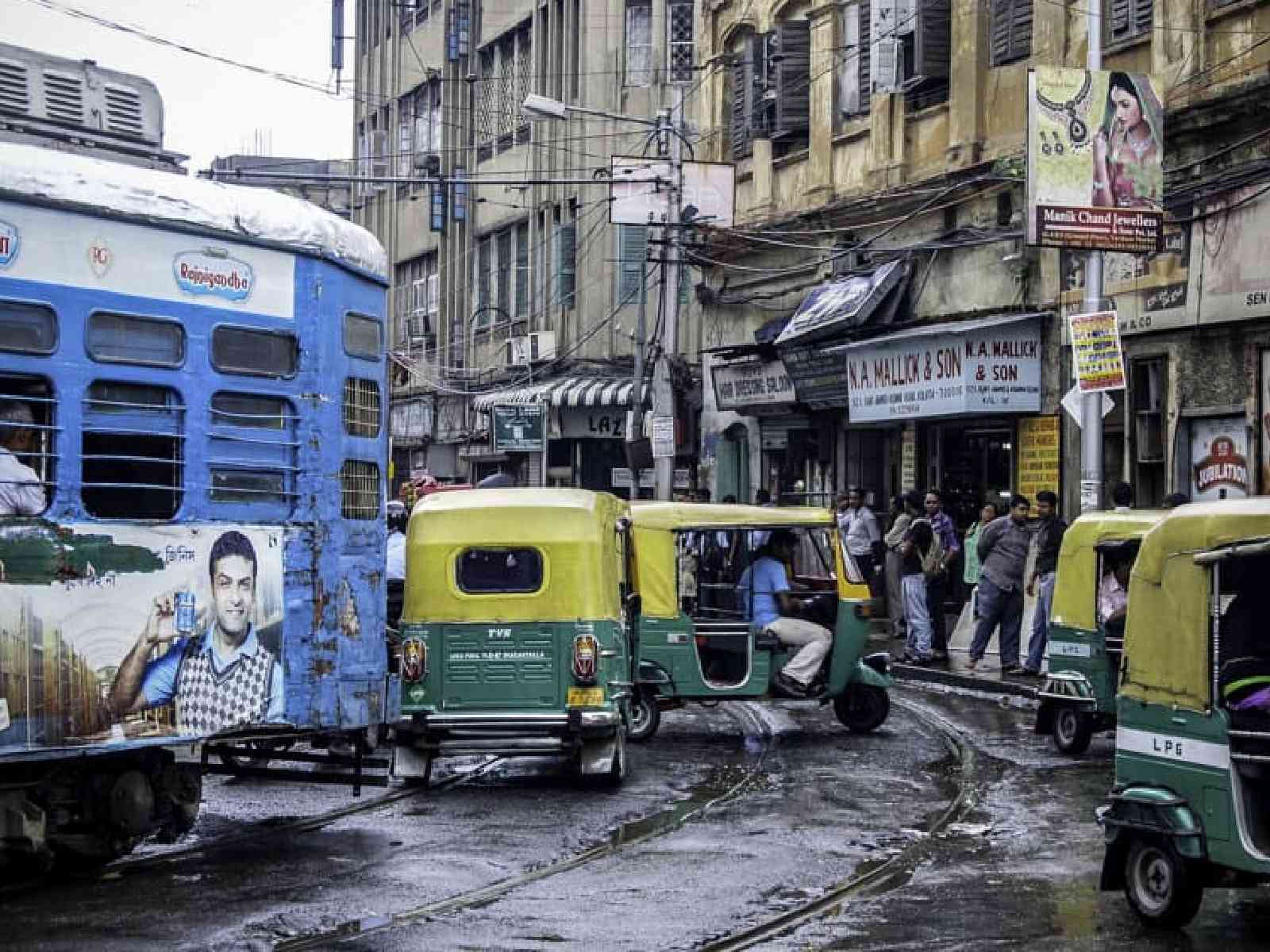 Auto-rickshaws block the tram tracks. A usual scene on the streets of Kolkata. Photo: https://awazo.com/article/tram_and_autorickshaws.html